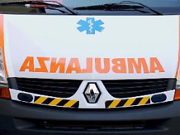 Buca le ruote di un'auto per gelosia ma viene accoltellato dal proprietario e muore