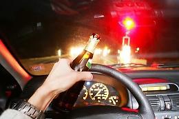 Coinvolto in un incidente, era positivo ad alcol e stupefacenti: denunciato