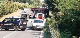 Esce fuori strada e vola nella scarpata: il guardrail sventra l'auto e lo uccide