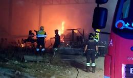 Furioso incendio distrugge macchinari agricoli e balle di fieno