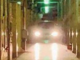 Semina il panico guidando a folle velocità sotto i portici: è caccia all'uomo