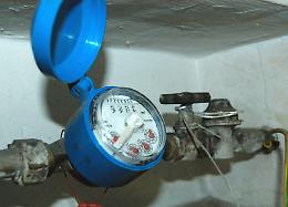 Con uno stratagemma ruba l'acqua alla vicina di casa: denunciato 70enne