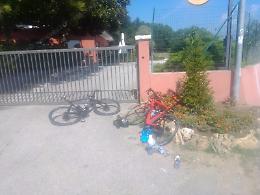 Auto travolge un gruppo di ciclisti: due feriti. Alla guida un anziano