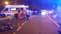 Incidente sulla Casilina, motociclista lasciato a terra: caccia all'auto pirata