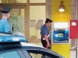 Imbratta di blu bancomat e distributori: beccato l'autore degli atti vandalici