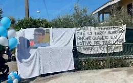 Morì in un incidente: palloncini in cielo e striscioni in ricordo di Matteo
