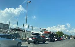 Cassino, tamponi Covid: drive in preso d'assalto dai vacanzieri. File e disagi