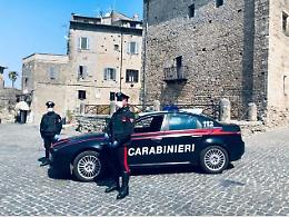 Ruba oro e denaro in un'abitazione: 27enne beccato con il bottino e arrestato