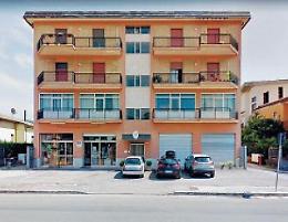Sfonda il portone della caserma: uomo bloccato e arrestato