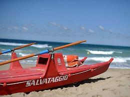 Scivola da uno scoglio e resta sommersa: salvata dalla tempestività del bagnino