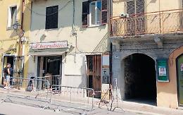 Si stacca un cornicione e piomba sul marciapiede: tragedia sfiorata