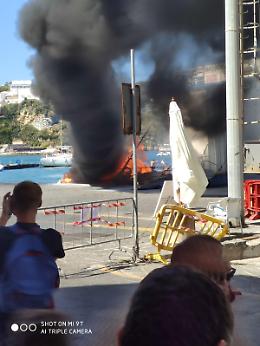 Ponza, esplosione al porto: un motoscafo prende fuoco. Due feriti gravi
