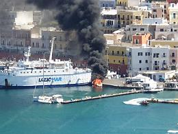 Ponza, motoscafo esplode e prende fuoco: donna ustionata sbalzata in acqua