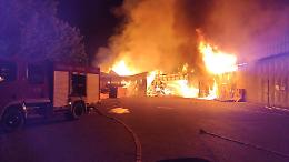 Incendio Legni Sud, alcuni residenti hanno accusato malori: esposto in Procura