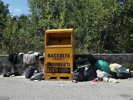 Mini-discariche intorno alle aree dei cassonetti: uno spettacolo indecoroso