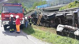 Tir contromano sulla rampa della superstrada si ribalta: tragedia sfiorata