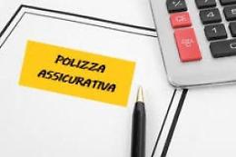 Una polizza falsa per l'autocarro: commerciante finisce truffato