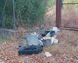 Scoperta l'ennesima discarica abusiva: rifiuti abbandonati tra degrado e inciviltà