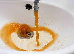 Alatri, acqua marrone dai rubinetti e tanto calcare: urgono interventi