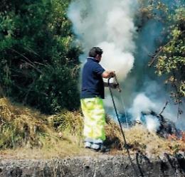Incendio doloso appiccato a bordo strada: è caccia ai piromani