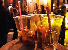 Dietro il bancone senza mascherina... bar chiuso. Titolari nei guai