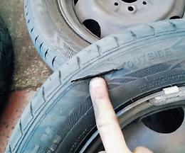 Gli squarciano tutte le gomme dell'auto: al voto tra veleni e intimidazioni