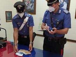 Va al ristorante e gli rubano lo zaino con dentro 400 euro: in due nei guai
