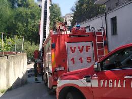 Incendio in un appartamento, il fumo invade il condomino: momenti di paura