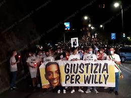 Paliano, un lunghissimo corteo, fiaccole e silenzio: "Giustizia per Willy"