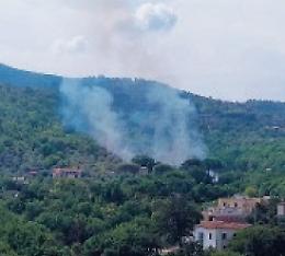 Ennesimo incendio doloso, cittadini terrorizzati: caccia ai piromani