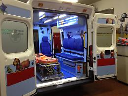 Schianto col motorino contro il guard-rail mentre torna a casa: in prognosi riservata