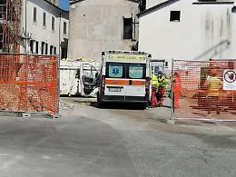 Incidente sul lavoro in pieno centro: operaio si ferisce a un polso con il flex