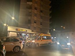 Picchia la moglie in piazza, lei scappa in un bar