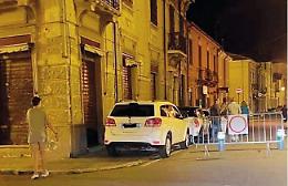 Parcheggio selvaggio e transenne bloccano l'accesso: il centro chiuso in gabbia
