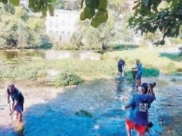 Volontari in azione per ripulire la villa comunale: trovati rifiuti di tutti i tipi