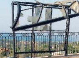 Vandali scatenati in azione nella notte: distrutta una pensilina