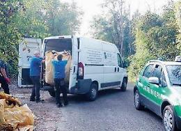 Abbandonano rifiuti in strada: furbetti incastrati dalle foto-trappole