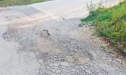 Veroli, strada piena di buche e pericolosa: cittadini esasperati