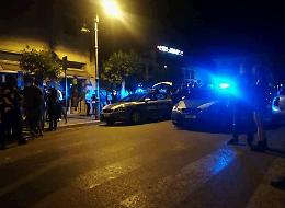 Sabato sera di alcol e violenza: botte in piazza, poi il fuggi fuggi