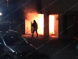 Incendio in un garage: le fiamme avvolgono il piano terra di uno stabile