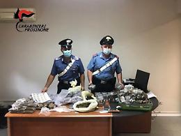 Beccati in un casolare con 60 chili di hashish. Arrestati 7 giovani: dettagli e foto