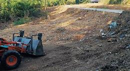 Abbandono di rifiuti e sterpaglie incolte: telecamere per "beccare" gli incivili