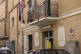 Si spaccia per dipendente comunale per vendere santini: truffa smascherata