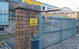 Genitori ammassati davanti le scuole: arriva l'unità antiassembramenti