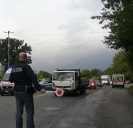 Incidente all'incrocio, due veicoli coinvolti: feriti in ospedale