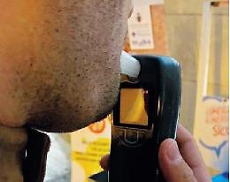 "Gialli" in campo contro la mala-movida: alcol test, consigli e mascherine per tutti