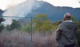 Rifiuti tossici, carcasse di animali, puzza e nube di fumo: l'inferno a Nocione