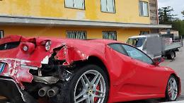 Incidente in A1, coinvolti una Ferrari e un furgone: macchina dei soccorsi in azione