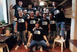 Divertimento e appartenenza con la t-shirt “Thecchiena”: l'idea spopola sul web