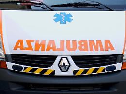 Perde il controllo dell'auto e si ribalta: momenti di paura per una donna